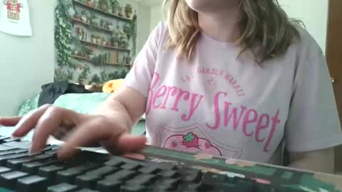 Snapshot of sarahpmummy chatting on May 3, 8:04 pm Sarah online show from May 3, 8:04 pm