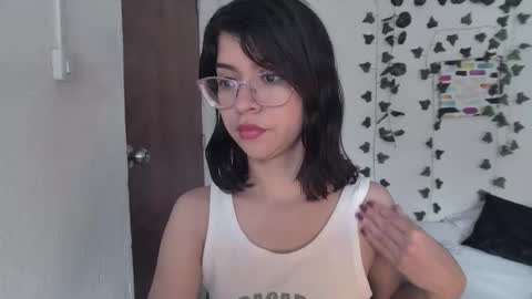 Snapshot of sarahsmitt chatting on December 14, 7:51 pm Sarah online show from December 14, 7:51 pm