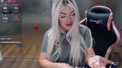 Snapshot of sarahstone_ chatting on November 20, 8:14 am Sarah online show from November 20, 8:14 am