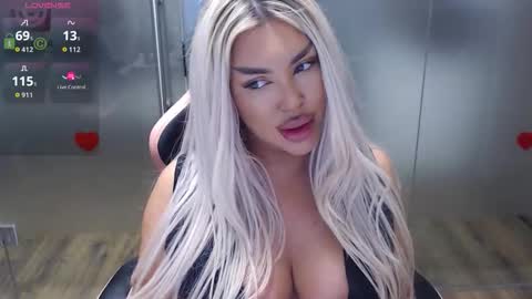 Snapshot of sarahstone_ chatting on February 9, 8:29 am Sarah online show from February 9, 8:29 am