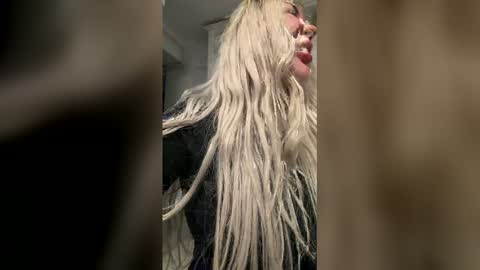 Snapshot of sarahstone_ chatting on February 15, 1:09 pm Sarah online show from February 15, 1:09 pm