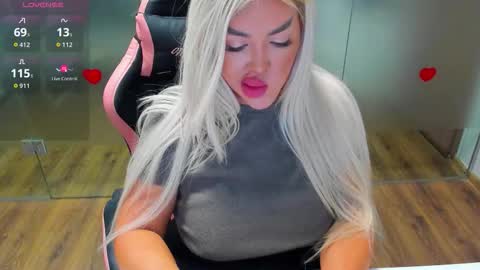 Snapshot of sarahstone_ chatting on March 3, 7:47 am Sarah online show from March 3, 7:47 am