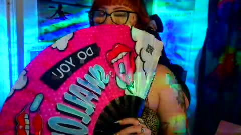 Snapshot of saraht666 chatting on May 2, 6:18 am Sarah T online show from May 2, 6:18 am