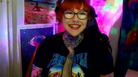 Snapshot of saraht666 chatting on May 16, 6:32 am Sarah T online show from May 16, 6:32 am