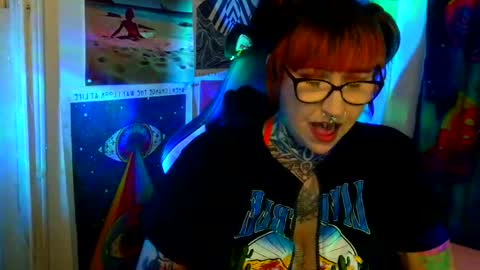 Snapshot of saraht666 chatting on May 16, 6:43 am Sarah T online show from May 16, 6:43 am