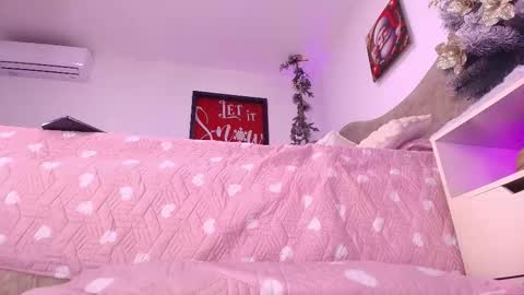 Sara  online show from December 5, 12:03 pm