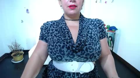 Saraloves online show from December 18, 6:57 pm