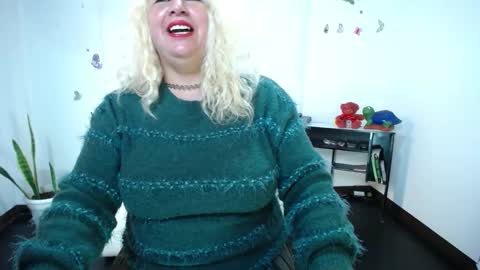 Saraloves online show from December 24, 6:17 pm