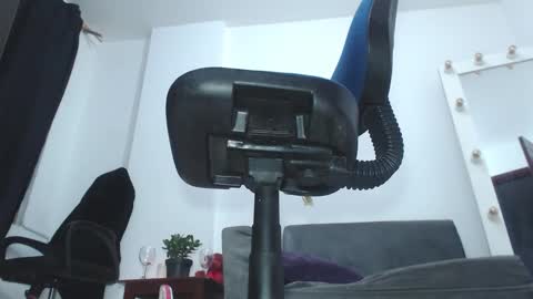 Saraloves online show from December 15, 9:46 am