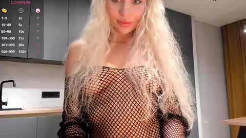 Snapshot of sarashineee chatting on December 2, 8:48 pm Sara online show from December 2, 8:48 pm