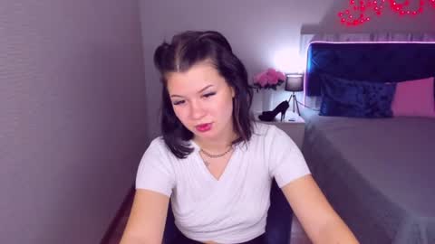 Snapshot of saravivid chatting on June 12, 9:08 am SaraVivid online show from June 12, 9:08 am