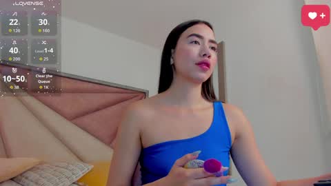 Snapshot of sarawagner_ chatting on April 23, 7:16 pm online show from April 23, 7:16 pm