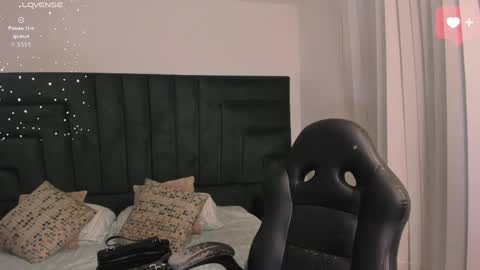 Snapshot of sarawagner_ chatting on May 10, 12:27 am online show from May 10, 12:27 am