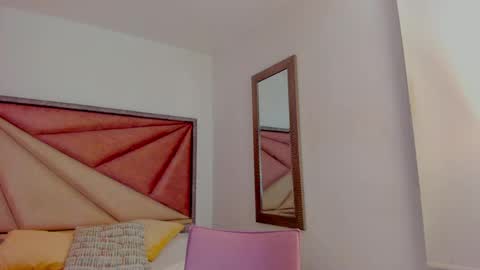 Snapshot of sarawagner_ chatting on May 13, 12:19 am online show from May 13, 12:19 am