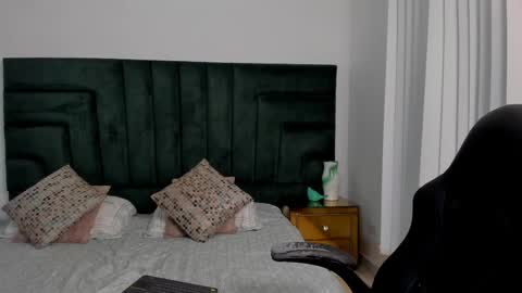 Snapshot of sarawagner_ chatting on May 19, 1:56 am online show from May 19, 1:56 am