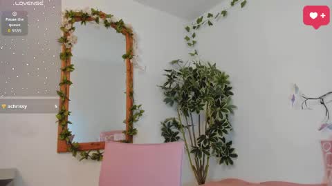 Snapshot of sarawagner_ chatting on May 29, 1:47 am online show from May 29, 1:47 am