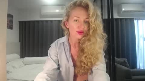 Snapshot of sashasweetsasha chatting on March 24, 4:17 am Sasha online show from March 24, 4:17 am