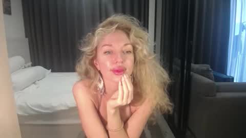 Snapshot of sashasweetsasha chatting on March 31, 6:25 am Sasha online show from March 31, 6:25 am