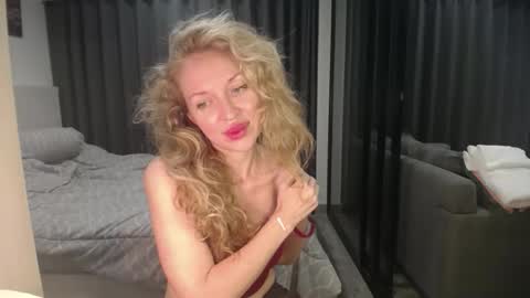 Snapshot of sashasweetsasha chatting on April 6, 4:52 pm Sasha online show from April 6, 4:52 pm