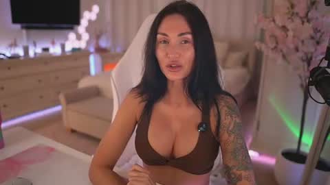 sashawest_official online show from August 4, 11:18 pm