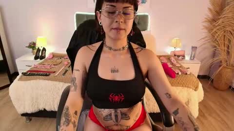 saskia_vellour online show from May 14, 7:20 pm
