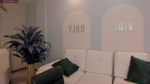 Snapshot of savannahstorm_ chatting on June 4, 12:33 pm S a v a n n a h online show from June 4, 12:33 pm