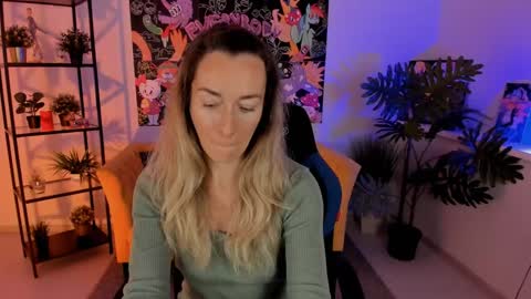 save the qween online show from December 17, 7:29 am