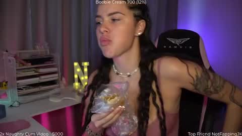 Snapshot of savvage_play chatting on July 8, 6:45 pm Naomi online show from July 8, 6:45 pm