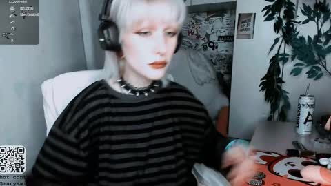 pronoun she. name Mary. age 21. online show from October 26, 8:59 pm