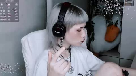 pronoun she. name Mary. age 21. online show from November 4, 5:56 pm