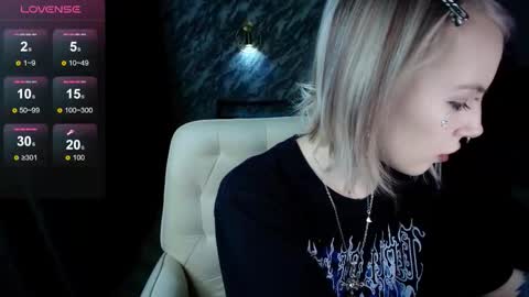 Snapshot of saykoblade chatting on November 17, 1:00 am Anges online show from November 17, 1:00 am