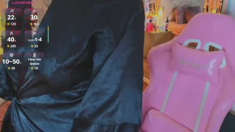 Snapshot of scarleett_ebony chatting on April 18, 7:07 pm scarleett_ebony online show from April 18, 7:07 pm