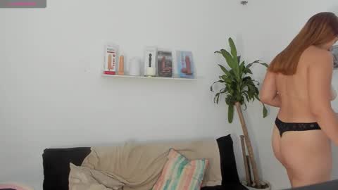 Snapshot of scarlet_100 chatting on February 5, 2:49 am scarlet_100 online show from February 5, 2:49 am