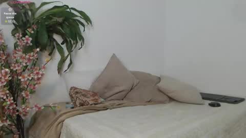 Snapshot of scarlet_100 chatting on April 5, 1:03 am scarlet_100 online show from April 5, 1:03 am