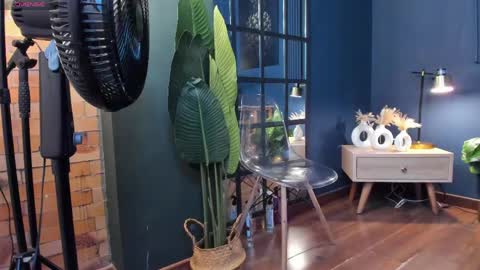 Scarlet Edwars online show from April 21, 7:06 pm