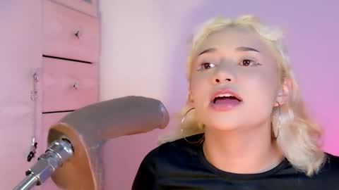 scarlet_gold online show from April 8, 1:27 am