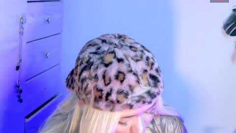 scarlet_gold online show from April 26, 12:08 am