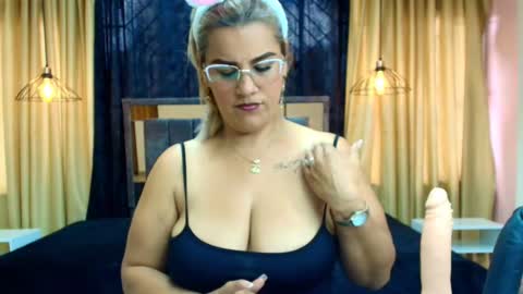 SCARLET MILF online show from November 18, 8:57 pm