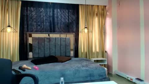 SCARLET MILF online show from December 2, 7:53 pm