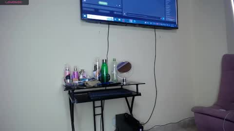 Snapshot of scarlet_tommy chatting on June 7, 6:11 pm scarlet_tommy online show from June 7, 6:11 pm