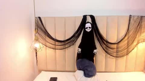 scarlethill_ online show from October 22, 3:23 pm