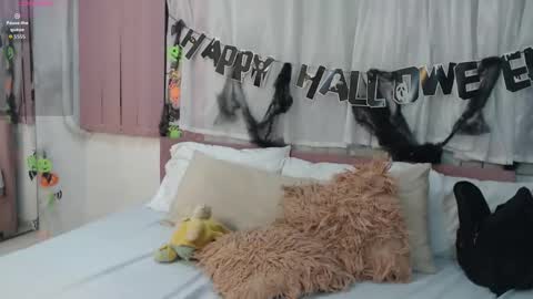 scarlet  online show from October 31, 11:11 am