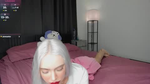 Snapshot of scarletsoft chatting on December 17, 9:32 pm Ann online show from December 17, 9:32 pm