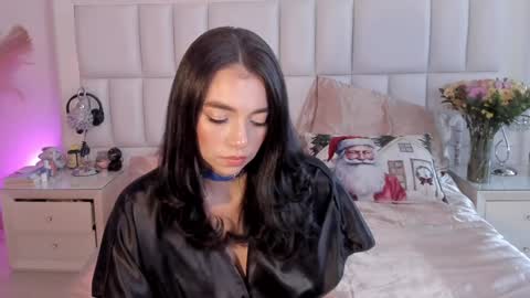 Snapshot of scarlett__baker11 chatting on December 17, 10:11 pm juli online show from December 17, 10:11 pm