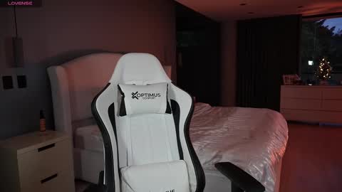 Snapshot of scarlett__baker11 chatting on December 2, 10:38 pm juli online show from December 2, 10:38 pm