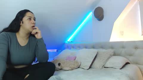 Snapshot of scarlett_evance chatting on October 18, 11:00 am Scarlett and Jazmin online show from October 18, 11:00 am