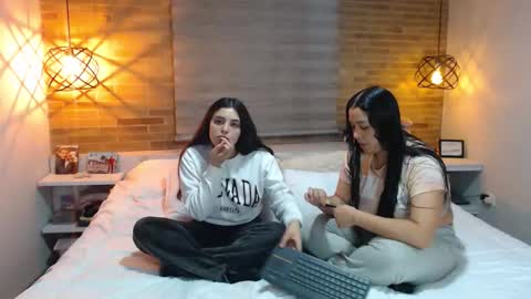 Snapshot of scarlett_evance chatting on November 24, 10:15 am Scarlett and Jazmin online show from November 24, 10:15 am