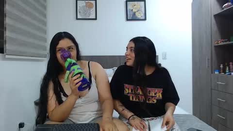 Snapshot of scarlett_evance chatting on March 4, 6:19 am Scarlett and Jazmin online show from March 4, 6:19 am