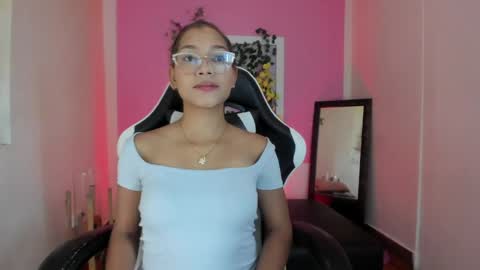 Snapshot of scarlett_lune chatting on June 2, 11:23 am scarlett_lune online show from June 2, 11:23 am