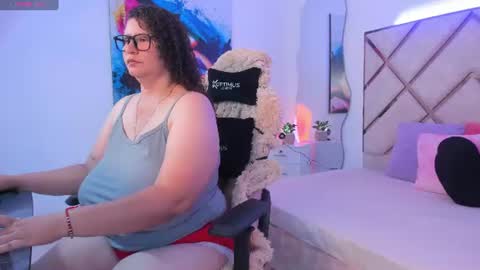Snapshot of scarlett_moo chatting on June 25, 7:51 pm vanessa online show from June 25, 7:51 pm
